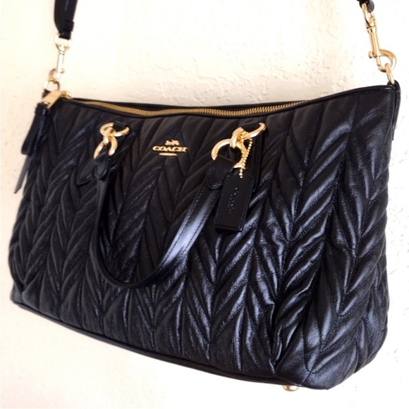 Coach Handbags - Coach Black Quilted Shoulder Bag with Gold Accents XL “LIKE NEW”FREE SHIP) ❤️📦